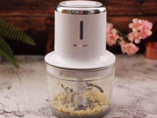 4、五花肉醋溜绿豆芽,把大蒜去皮后，放入东菱无线绞肉机里绞碎。