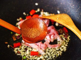 6、五花肉醋溜绿豆芽,加入花椒粉增加香味。