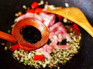 7、五花肉醋溜绿豆芽,再加入生抽调色。