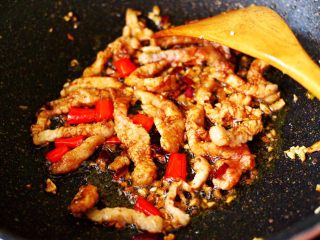 8、五花肉醋溜绿豆芽,大火继续翻炒片刻，看见五花肉条断生变色的时候。