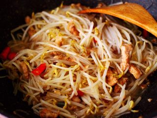 11、五花肉醋溜绿豆芽,大火继续翻炒至绿豆芽变软的时候。