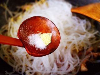 10、五花肉醋溜绿豆芽,加入粉条后，再根据个人口味加入适量的盐和鸡精调味。