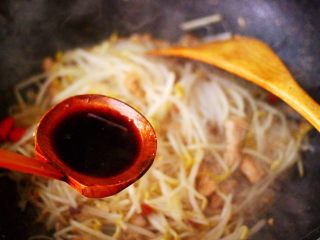 12、五花肉醋溜绿豆芽,这个时候加入老醋。