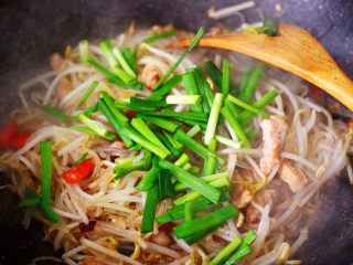 13、五花肉醋溜绿豆芽,加入切段的韭菜。