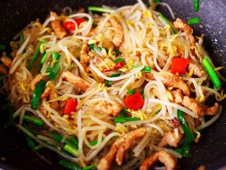 14、五花肉醋溜绿豆芽,大火翻炒均匀即可关火。