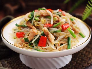 15、五花肉醋溜绿豆芽,酸辣爽口又开胃的五花肉醋溜绿豆芽就出锅咯。