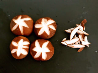 2、 糖醋焦熘豆腐,把香菇切成花刀