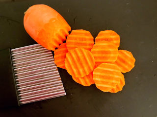 3、 糖醋焦熘豆腐,胡萝卜削皮后用狼牙刀切成薄片