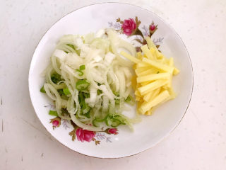 4、 糖醋焦熘豆腐,鲜姜切成丝，大葱切成葱花