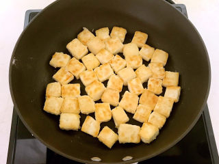 11、 糖醋焦熘豆腐,煎至两面金黄即可