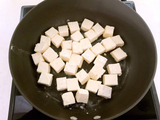 10、 糖醋焦熘豆腐,油烧热后加入裹了面粉的豆腐块，小火煎制