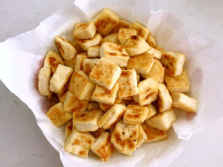 12、 糖醋焦熘豆腐,把煎好的豆腐盛出来备用