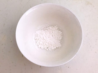 13、 糖醋焦熘豆腐,1勺玉米淀粉放入碗里