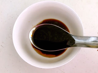 17、 糖醋焦熘豆腐,加入1勺生抽