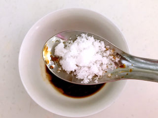 18、 糖醋焦熘豆腐,加入半勺白糖