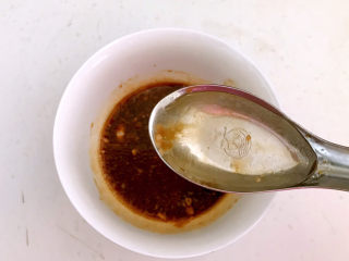 20、 糖醋焦熘豆腐,加入2勺冷水调匀