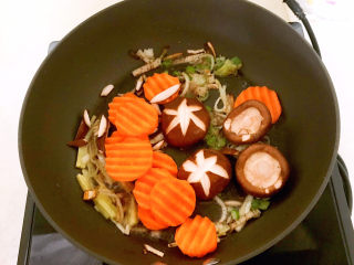 23、 糖醋焦熘豆腐,加入胡萝卜和香菇煸炒3分钟