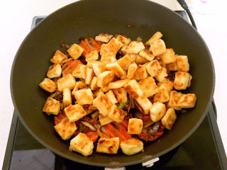24、 糖醋焦熘豆腐,加入煎好的豆腐，翻炒均匀