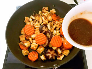 25、 糖醋焦熘豆腐,加入碗汁