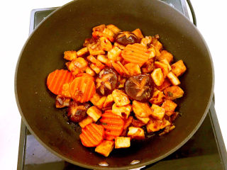 26、 糖醋焦熘豆腐,翻炒均匀即可