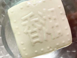 2、黑鱼豆腐汤,准备一块豆腐