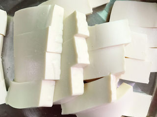 3、黑鱼豆腐汤,切厚片