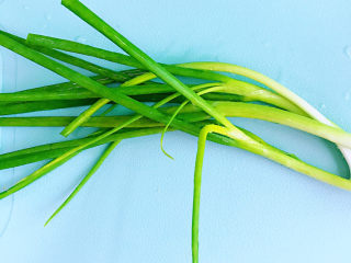 4、黑鱼豆腐汤,小葱洗干净