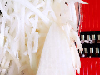 6、黑鱼豆腐汤,白萝卜用切菜器切丝