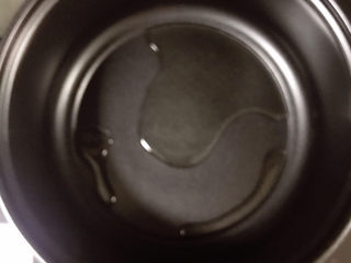 7、黑鱼豆腐汤,锅中放油