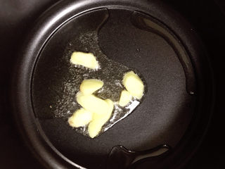 8、黑鱼豆腐汤,下姜片炒香