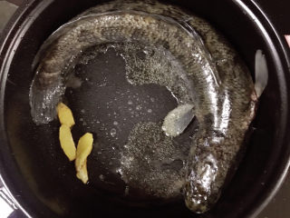 9、黑鱼豆腐汤,放入黑鱼煎6分钟左右，放入料酒