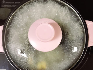 12、黑鱼豆腐汤,转小火煲10分钟