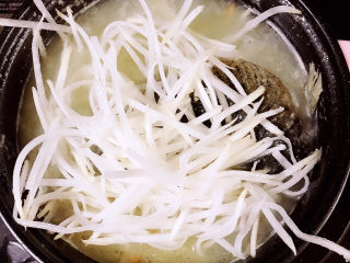 13、黑鱼豆腐汤,放入白萝卜丝