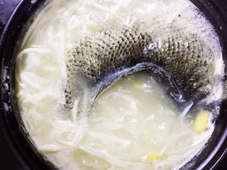 15、黑鱼豆腐汤,汤熬至奶白