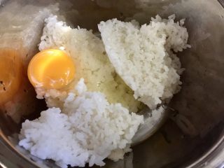 2、我爱炒饭系列➕五彩杂蔬香肠炒饭,把鸡蛋打入米饭中