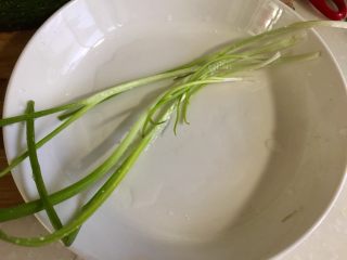 4、我爱炒饭系列➕五彩杂蔬香肠炒饭,小葱择好,洗净备用