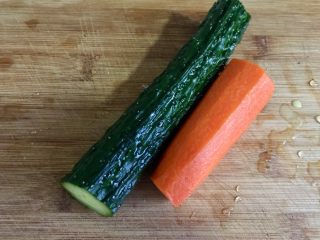 6、我爱炒饭系列➕五彩杂蔬香肠炒饭,胡萝卜削皮与黄瓜一同洗净,不喜欢吃黄瓜皮的亲可以削皮