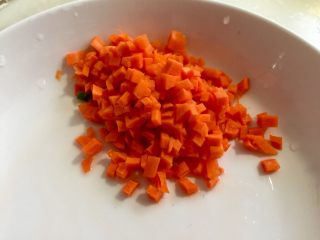 7、我爱炒饭系列➕五彩杂蔬香肠炒饭,胡萝卜切小粒,尽量小一点,别太大,大了是炒菜不是炒米饭了