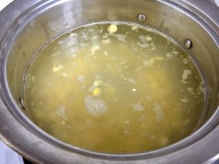 12、我爱炒饭系列➕五彩杂蔬香肠炒饭,坐锅烧水,水开放入玉米粒