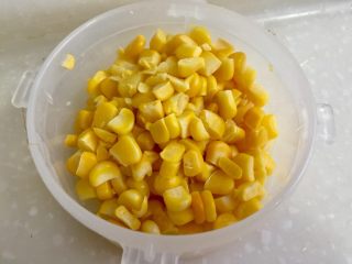 13、我爱炒饭系列➕五彩杂蔬香肠炒饭,煮两三分钟后捞出备用。这个甜玉米比较嫩,我焯水时间短,这个时间根据大家的食材来