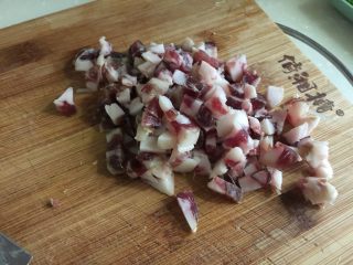 15、我爱炒饭系列➕五彩杂蔬香肠炒饭,改刀切成小块备用