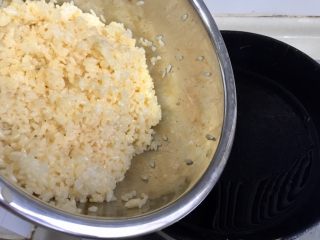 17、我爱炒饭系列➕五彩杂蔬香肠炒饭,热锅放少许油,油不用太多,会太油腻,用鸡蛋液捏散的米饭很容易炒散不会粘锅