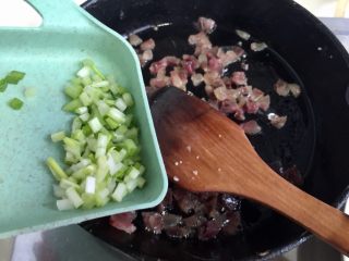 21、我爱炒饭系列➕五彩杂蔬香肠炒饭,放入葱白末,煸香