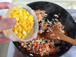 24、我爱炒饭系列➕五彩杂蔬香肠炒饭,加入熟玉米粒