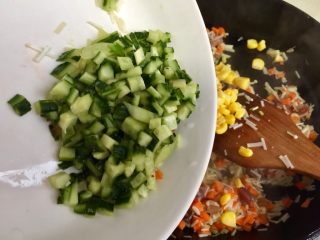 25、我爱炒饭系列➕五彩杂蔬香肠炒饭,加入黄瓜粒,翻炒均匀