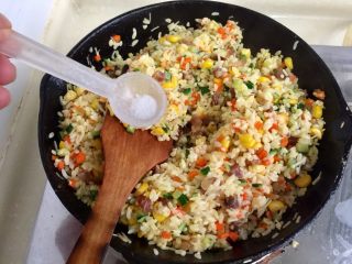 28、我爱炒饭系列➕五彩杂蔬香肠炒饭,尝下咸淡,根据个人口味加入一点食盐调味,