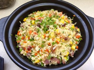 30、我爱炒饭系列➕五彩杂蔬香肠炒饭,装入自己喜欢的容器中,撒上葱绿末,即可