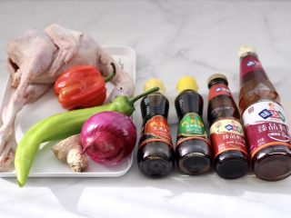 1、快手辣焖鸡块,首先备齐所有的食材。