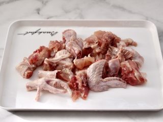 2、快手辣焖鸡块,把鸡去除屁股和鸡翅尖，鸡指甲洗净后切成块备用。