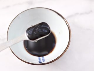 3、快手辣焖鸡块,现在先来调制调料汁，碗里倒入酱油和老抽，料酒和蚝油。